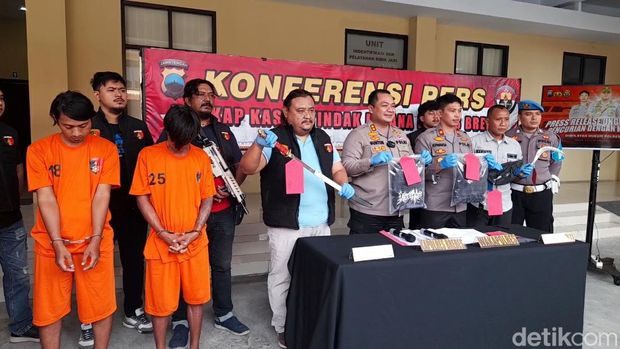 Kedua begal yang ditangkap saat dihadirkan di Mapolres Brebes, Kamis (15/6/2023).