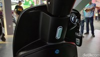Keeway Versilia 150 menggunakan mesin SOHC 149,6 cc bersilinder tunggal dengan muntahan tenaga 7,2 kw dan torsi 10,5 Nm. Kapasitas tangki bahan bakarnya 5,6 liter dengan ruang bagasi yang mencapai 23 liter. Foto: Septian Farhan Nurhuda/detik.com