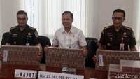 Kejaksaan Tinggi (Kejati) Jambi menyita uang sebanyak puluhan miliar milik Eks Dirut Bank Jambi, Yunsak El Halcon yang kini menjadi tersangka korupsi. Total uang sitaan itu mencapai Rp 23,78 miliar hasil dari pencucian uang yang ditemukan oleh jaksa. Foto: Ferdi Almunanda/detikcom