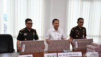 Penyitaan dilakukan berdasarkan Surat Perintah (SP) Sita Nomor: Print-627/L.5/Fd.1/06/2023 dan Berita Acara Penyitaan tanggal 15 Juni 2023 di mana uang tersebut berasal dari 32 deposito dan empat rekening tabungan milik salah satu tersangka yakni YEH (Yunsak El Halcon), kata Kajati Jambi, Elan Suherlan, Kamis (15/6/2023). Foto: Ferdi Almunanda/detikcom