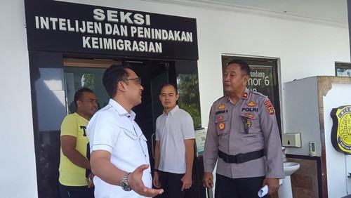 Imigrasi Denpasar menegaskan bisa mendeportasi WNA AS yang mengadang dan merusak mobil dinas polisi di Jalan Bypass Ngurah Rai.