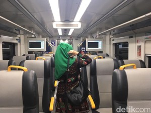 Ogah Berdesakan di KRL, Penumpang Naik KA Bandara dari Stasiun Batu Ceper