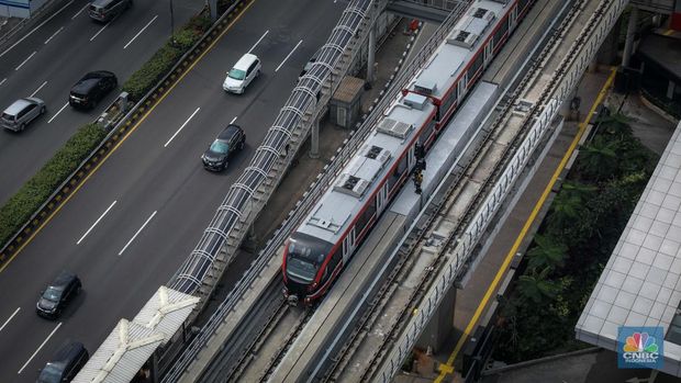 Kereta Lintas Raya Terpadu (LRT) Jakarta, Bogor, Depok, Bekasi (Jabodebek) terlihat melintasi jalanan Jakarta di jalur LRT Jalan Gatot Subroto, Jakarta, Kamis (15/6/2023). (CNBC Indonesia/Faisal Rahman)