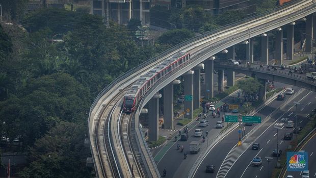 Kereta Lintas Raya Terpadu (LRT) Jakarta, Bogor, Depok, Bekasi (Jabodebek) terlihat melintasi jalanan Jakarta di jalur LRT Jalan Gatot Subroto, Jakarta, Kamis (15/6/2023). (CNBC Indonesia/Faisal Rahman)