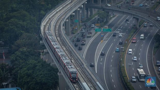 Kereta Lintas Raya Terpadu (LRT) Jakarta, Bogor, Depok, Bekasi (Jabodebek) terlihat melintasi jalanan Jakarta di jalur LRT Jalan Gatot Subroto, Jakarta, Kamis (15/6/2023). (CNBC Indonesia/Faisal Rahman)
