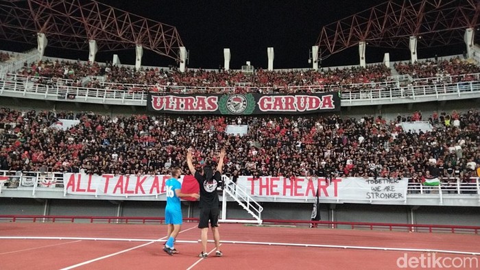 Kiper Palestina pimpin chant