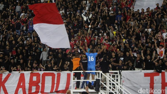 Kiper Palestina pimpin chant
