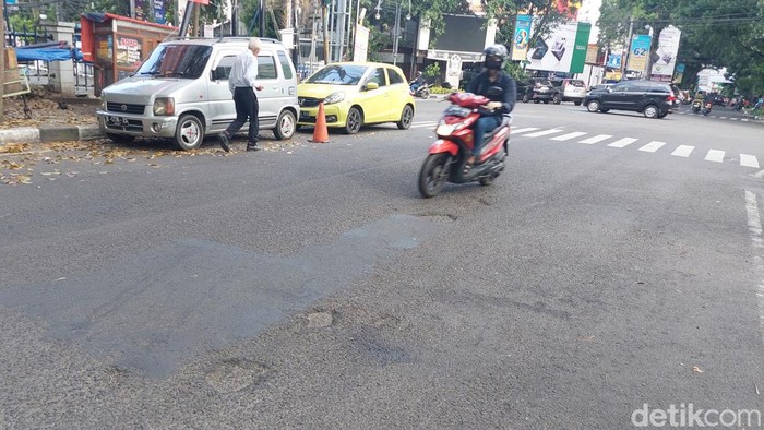 Kondisi jalan rusak di Bandung