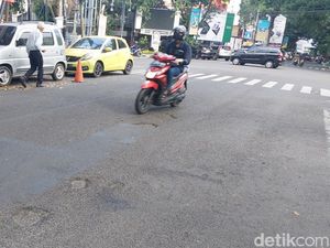 Sesal Pengendara Lihat Jalan di Jantung Kota Bandung Rusak
