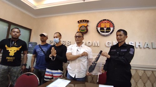 Konferensi pers kasus bule AS yang mengadang dan merusak mobil Kepala SPN Polda Bali, Kamis (15/6/2023). (I Wayan Sui Suadnyana/detikBali)