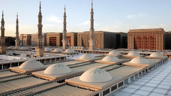 Selain payung-payung raksasa cantik yang menjadi salah satu ciri khasnya, Masjid Nabawi juga punya kubah yang bisa menutup dan membuka di waktu-waktu tertentu. Foto: SL Rasch