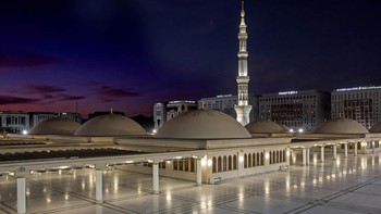 Proyek perluasan Raja Fahd disebut-sebut sebagai proyek perluasan paling menyeluruh dalam sejarah Masjid Nabawi. Dari bagian utama Masjid Nabawi seluas 16.500 meter persegi, kemudian ditambah dengan bangunan perluasan di masa pemerintahan Raja Fahd yang seluruhnya seluas 82.000 meter persegi. Foto: SL Rasch