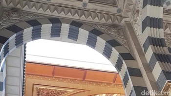 Pembangunan kubah geser dalam proyek perluasan Masjid Nabawi melibatkan begitu banyak pihak. Sejak dari proses perencanaan, pemilihan material, pemilihan teknologi yang tepat, perencanaan rancang bangun, pemilihan para seniman dan tenaga ahli hingga ke proses pembuatan, perakitan, pemasangan hingga perawatannya. Foto: Rachmatunnisa/detikcom
