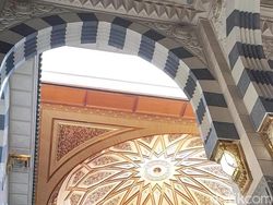 Keindahan Kubah Masjid Nabawi saat Bergeser Menutup dan Membuka