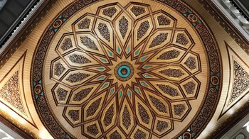 Sama seperti ketika payung-payung raksasa menguncup dan mengembang, pemandangan menutup dan membukanya kubah juga kerap dinantikan jemaah yang beribadah di Masjid Nabawi. Foto: SL Rasch