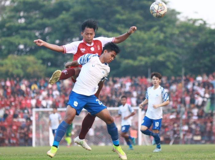 Laga PSIS vs Persijap Jepara saat uji coba pertama di Stadion Gelora Bumi Kartini, Minggu (11/6/2023).