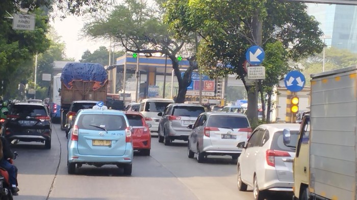Lalin di Jalan S Parman Macet, Kendaraan Terobos Jalur TransJakarta