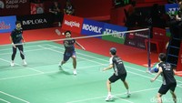 Ganda Indonesia berjuluk The Babies itu memulai dengan baik dan langsung melesat memimpin 11-3 saat interval. Namun Ong/Teo pelan-pelan memangkas selisih itu menuju poin-poin kritis. Ganda Malaysia itu bahkan mampu menyamakan skor menjadi 20-20! Tapi sebuah pukulan yang keluar memberikan angin untuk Leo/Daniel, yang kemudian menambah satu poin lagi untuk mengunci gim pertama 22-20.