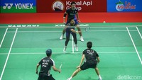 Gim kedua berjalan lebih ketat, dengan Ong/Teo memulai dalam posisi menekan. Tapi Leo/Daniel membalikkan kedudukan dengan empat poin beruntun untuk unggul 8-5, hingga menutup interval memimpin 11-9. Dari sana, Leo/Daniel mampu mengontrol pertandingan dan menahan tekanan lawan. Mereka pun menuntaskan laga dengan kemenangan 21-17.