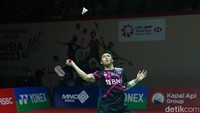 Jonatan Christie panas di gim kedua. Jojo mampu memimpin dengan nyaman 8-3. Jojo terus memimpin sampai interval dengan poin tipis, 11-8. Jojo jaga jarak 15-10. Jojo terus menjauh 18-11, kemudian menang 21-11. Lanjut rubber game!