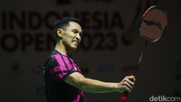Di gim ketiga, laga ketat sejak awal. Jonatan Christie sempat unggul melaju duluan tapi dipepet 6-7. Jojo unggul di interval, 11-8.