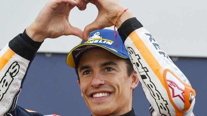 Repsol Honda Teams Spanish rider Marc Marquez gestures a heart as he celebrates after he finished second in the qualifying rounds ahead of the French Moto GP Grand Prix, at the Bugatti circuit in Le Mans, northwestern France, on May 13, 2023. (Photo by Jean-Francois MONIER / AFP)