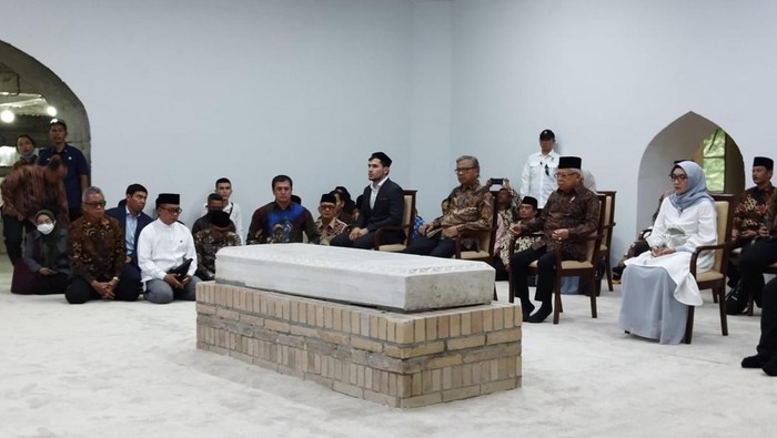 Maruf Amin ziarah ke makam Imam Bukhari di Uzbekistan (Matius-detikcom)