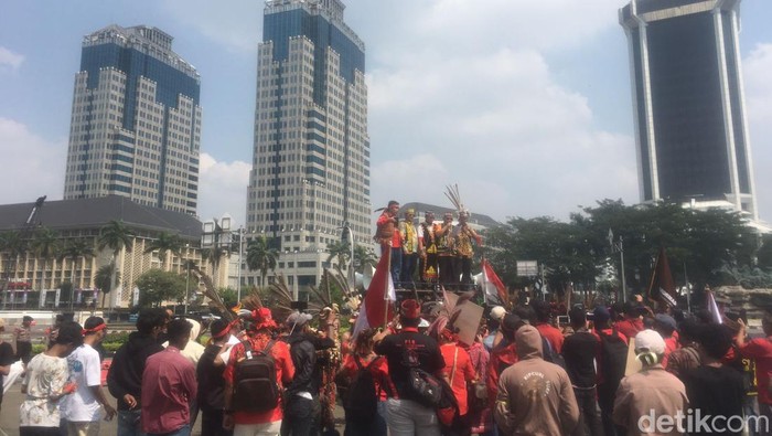 Masyarakat adat Dayak demo di kawasan Patung Kuda. Massa menuntut agar putra asli dayak diangkat menjadi pejabat di otorita Ibu Kota Negara (IKN) Nusantara. (M Fariz Ath Thariqi/detikcom)