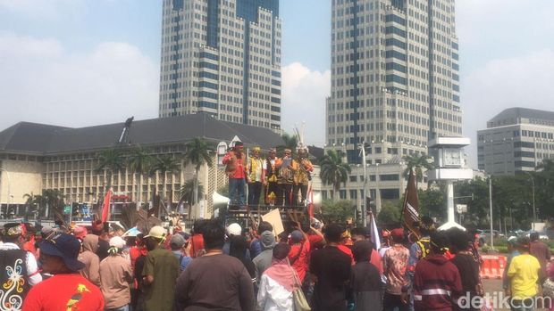 Masyarakat adat Dayak demo di kawasan Patung Kuda. Massa menuntut agar putra asli dayak diangkat menjadi pejabat di otorita Ibu Kota Negara (IKN) Nusantara. (M Fariz Ath Thariqi/detikcom)