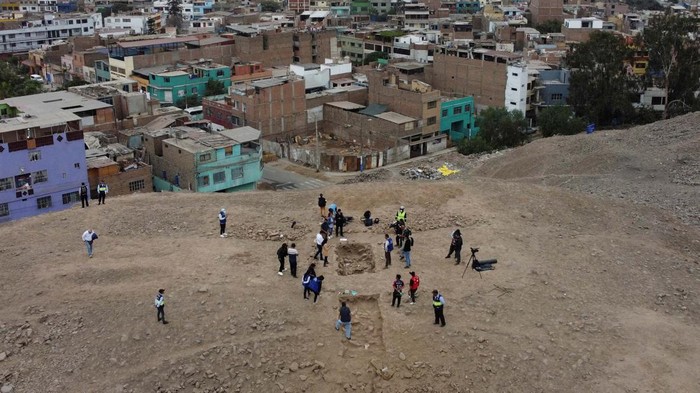 The remains of a mummy, believed to be from the Manchay culture which developed in the valleys of Lima between 1,500 and 1,000 BCE, are pictured at the excavation site of a pre-Hispanic burial, in Lima, Peru, June 14, 2023. REUTERS/Alfredo Galarza NO RESALES. NO ARCHIVES