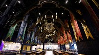 Selain set film replika Harry Potter yang mendetail, pengunjung dapat makan di restoran dan kafe yang menyajikan hidangan khas Inggris seperti teh sore, fish and chips, serta daging sapi panggang. Minuman yang disajikan terinspirasi dari novel dan film.  
