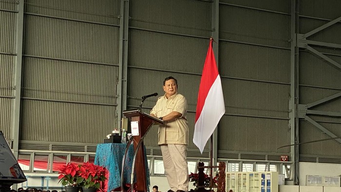 Menteri Pertahanan (Menhan) Prabowo Subianto menghadiri acara peringatan HUT ke-1 induk holding BUMN industri pertahanan, Defence Industry Indonesia atau Defend ID, di Bandung.