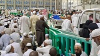 Petugas membawa jenazah untuk dishalatkan di Masjidil Haram, Makkah, Arab Saudi, Rabu (14/6/2023). 