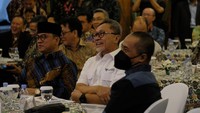 Dalam buku ini juga Zulhas menuangkan gambaran ekonomi Indonesia, Asia, dan global dalam satu tahun ke depan, seperti proyeksi dari IMF dan World Bank. Beliau mengungkapkan bahwa Kemendag harus mencari solusi dan kesempatan baru, salah satunya adalah mengincar pasar-pasar potensial baru untuk mitra perdagangan dan pasar untuk menjual produk Indonesia, seperti Asia selatan, Afrika, dan Amerika Latin.