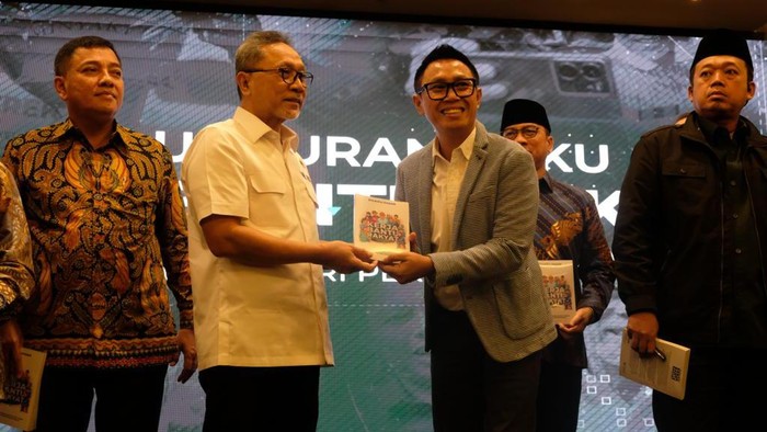 Momen Mendag Luncurkan Buku 'Zulhas, Kerja Bantu Rakyat' Momen Mendag Luncurkan Buku 'Zulhas, Kerja Bantu Rakyat'