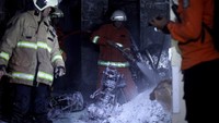 Dinas Pemadam Kebakaran dan Penyelamatan (DPKP) Kota Surabaya mengerahkan 12 unit kendaraan pemadam kebakaran untuk memadamkan api yang meludeskan rumah tersebut dan seorang ibu serta anak kecil yang terjebak di dalamnya berhasil diselamatkan.  