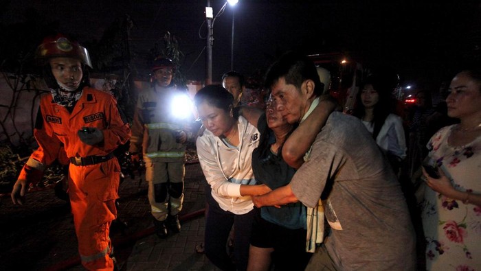 Momen Penyelamatan Ibu-Anak yang Terjebak Kebakaran di Surabaya Petugas pemadam melakukan proses pendinginan saat terjadinya kebakaran rumah di Jalan Lebak Indah Regency, Surabaya, Jawa Timur, Kamis (15/6/2023). Dinas Pemadam Kebakaran dan Penyelamatan (DPKP) Kota Surabaya mengerahkan 12 unit kendaraan pemadam kebakaran untuk memadamkan api yang meludeskan rumah tersebut dan seorang ibu serta anak kecil yang terjebak di dalamnya berhasil diselamatkan. ANTARA FOTO/Didik Suhartono/nym.