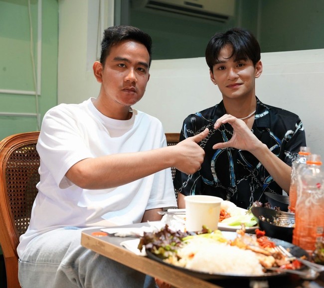 Belakangan Zayyan mencuri atensi karena muncul dalam unggahan Twitter Walikota Solo dan putra sulung Presiden Joko Widodo, Gibran Rakabuming. Ternyata keduanya bertemu saat Gibran datang ke Korea Selatan. Foto: Instagram