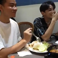 “Ternyata artis kpop doyan bakso urat,” tulis Gibran sebagai keterangan videonya. Saat pertama kali bertemu, dia mengajak Zayyan menyantap makanan Indonesia di Korea Selatan. Foto: Instagram