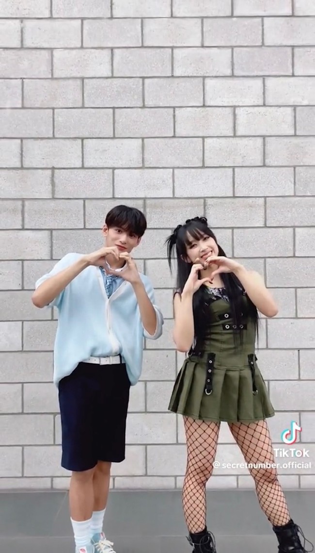 Momen yang dinantikan penggemar, Zayyan XODIAC akhirnya bertemu dengan Dita Karang SECRET NUMBER baru-baru ini. Sebagai sesama idol KPop asal Indonesia, Zayyan menunjukkan dukungan dengan mengikuti dance challenge TikTok lagu DOXA. Foto: Instagram