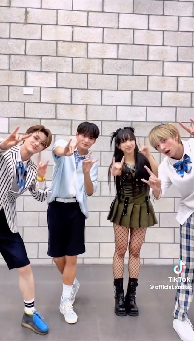 Idol 23 tahun itu juga mengajak Dita Karang SECRET NUMBER membuat dance challenge TikTok lagu SPECIAL LOVE bersama rekan personelnya di grup XODIAC, Leo dan Sing. Foto: Instagram