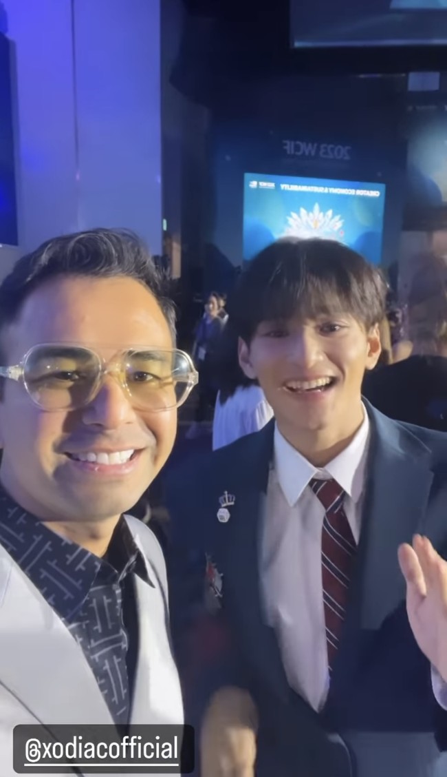 Terbaru Zayyan XODIAC bertemu dengan Raffi Ahmad dan Nagita Slavina di acara WCIF 2023. Dalam kesempatan itu, Zayyan mengungkap dirinya belum fasih dan masih belajar bahasa Korea Selatan. Foto: Instagram