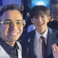 Terbaru Zayyan XODIAC bertemu dengan Raffi Ahmad dan Nagita Slavina di acara WCIF 2023. Dalam kesempatan itu, Zayyan mengungkap dirinya belum fasih dan masih belajar bahasa Korea Selatan. Foto: Instagram