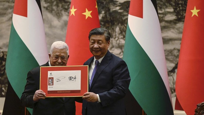 Momen Xi Jinping Bertemu Mahmoud Abbas, China Dukung Palestina Merdeka China's President Xi Jinping, right, and Palestinian President Mahmoud Abbas shake hands after a signing ceremony at the Great Hall of the People in Beijing Wednesday, June 14, 2023. (Jade Gao/Pool Photo via AP)