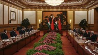 Abbas berada di Beijing dalam kunjungan selama tiga hari, dengan harapan mendapatkan dukungan China untuk negara Palestina, setelah gagal bertemu dengan para pejabat AS saat berada di New York untuk sidang Majelis Umum Perserikatan Bangsa-bangsa (PBB) tahun lalu. Dalam pertemuan dengan Abbas, Xi menegaskan kembali dukungan untuk Palestina menjadi anggota penuh PBB dan mengatakan Beijing akan terus membela Palestina dalam forum-forum multilateral. AS diketahui menentang keanggotaan penuh Palestina di PBB.