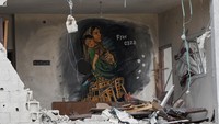 Sebuah lukisan yang digambar oleh seniman terlihat di sebuah rumah yang dihancurkan oleh Israel, dalam pertempuran Israel-Gaza baru-baru ini, di Deir Al-Balah, pusat Jalur Gaza 8 Juni 2023.