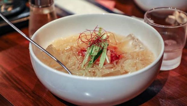 Naengmyeon mi dingin khas Korea.