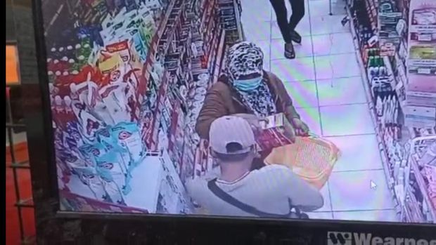 Aksi pencurian di minimarket Semarang.