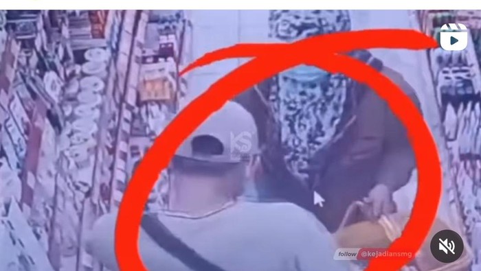 Aksi pencurian di minimarket Semarang.
