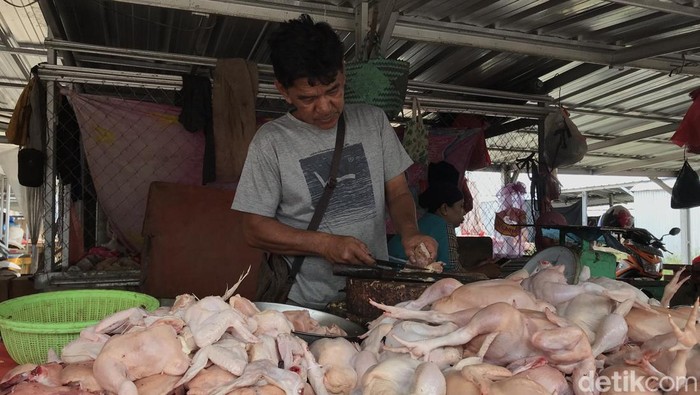 Pedagang ayam di Pasar Pangkalpinang. (Deni Wahyono/detikSumbagsel)